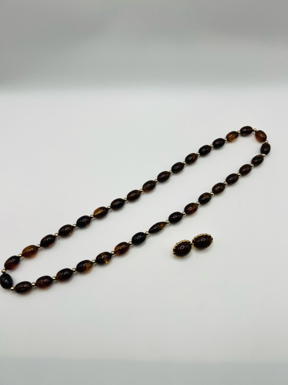 Vintage Brown Lucite Bead Necklace Earrings Set Gold Tone Oval Beads - Picture 4 of 4